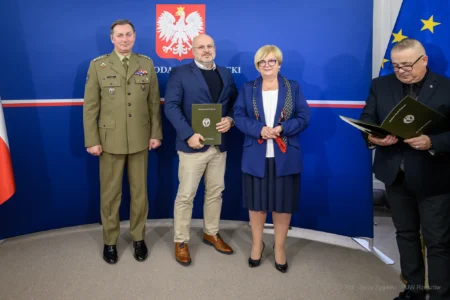 Zdjęcie przedstawia uczestników szkolenia obronnego w urzędzie wojewódzkim