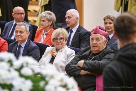 Zdjęcie przedstawia uczestników inauguracji roku akademickiego na Politechnice Rzeszowskiej