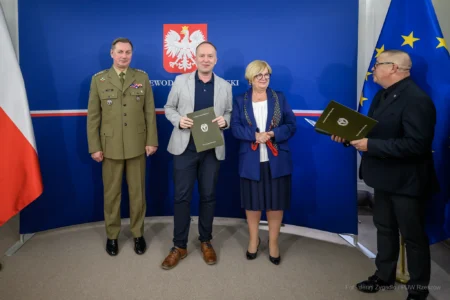 Zdjęcie przedstawia uczestników szkolenia obronnego w urzędzie wojewódzkim