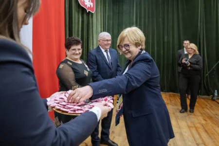 Zdjęcie przedstawia uczestników jubileuszu małżeńskiego w gminie Gorzyce