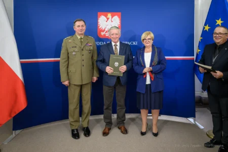 Zdjęcie przedstawia uczestników szkolenia obronnego w urzędzie wojewódzkim