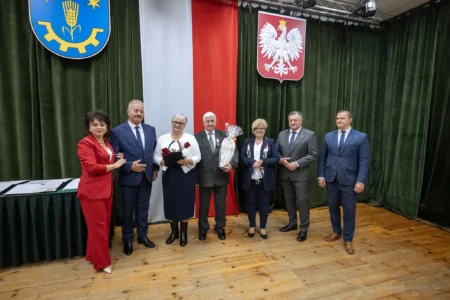 Zdjęcie przedstawia uczestników jubileuszu małżeńskiego w gminie Gorzyce