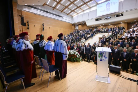 Zdjęcie przedstawia uczestników inauguracji roku akademickiego na Politechnice Rzeszowskiej