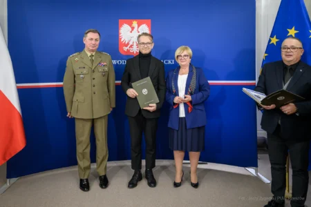 Zdjęcie przedstawia uczestników szkolenia obronnego w urzędzie wojewódzkim