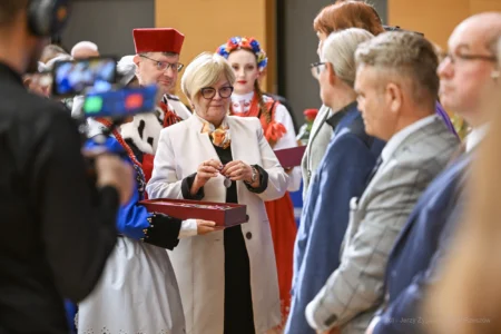 Zdjęcie przedstawia uczestników inauguracji roku akademickiego na Politechnice Rzeszowskiej