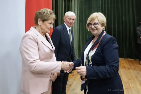 Zdjęcie przedstawia uczestników jubileuszu małżeńskiego w gminie Gorzyce