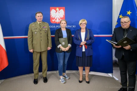 Zdjęcie przedstawia uczestników szkolenia obronnego w urzędzie wojewódzkim