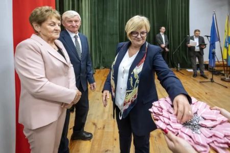 Zdjęcie przedstawia uczestników jubileuszu małżeńskiego w gminie Gorzyce