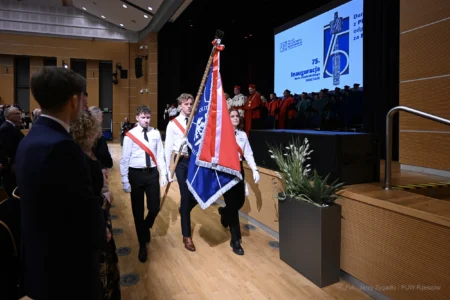 Zdjęcie przedstawia uczestników inauguracji roku akademickiego na Politechnice Rzeszowskiej