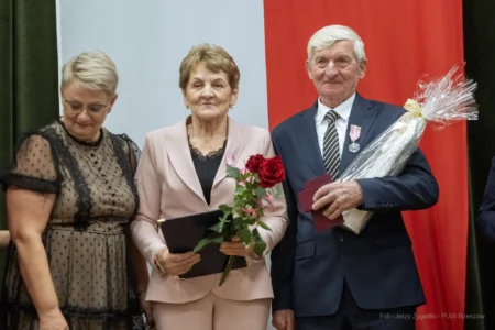 Zdjęcie przedstawia uczestników jubileuszu małżeńskiego w gminie Gorzyce