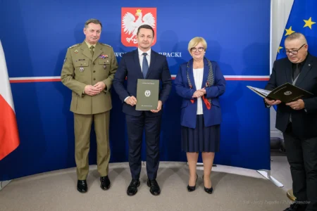 Zdjęcie przedstawia uczestników szkolenia obronnego w urzędzie wojewódzkim