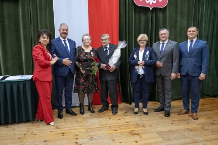Zdjęcie przedstawia uczestników jubileuszu małżeńskiego w gminie Gorzyce