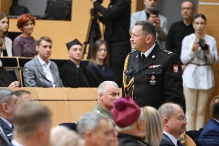 Zdjęcie przedstawia uczestników inauguracji roku akademickiego na Politechnice Rzeszowskiej