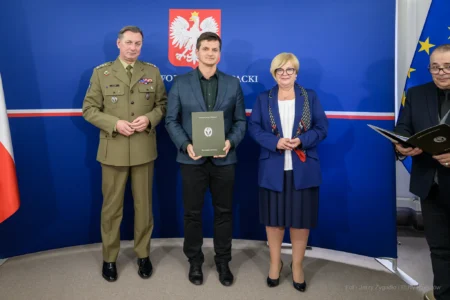 Zdjęcie przedstawia uczestników szkolenia obronnego w urzędzie wojewódzkim