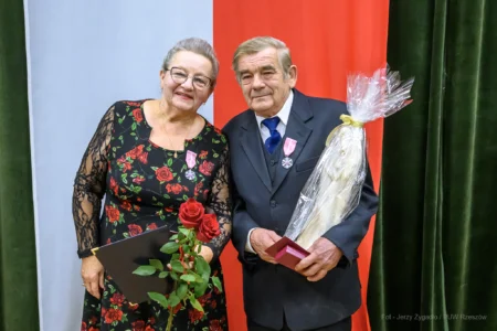 Zdjęcie przedstawia uczestników jubileuszu małżeńskiego w gminie Gorzyce