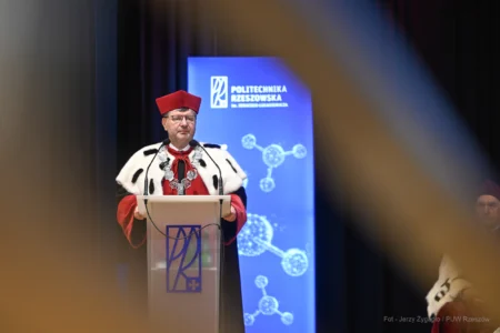 Zdjęcie przedstawia uczestników inauguracji roku akademickiego na Politechnice Rzeszowskiej