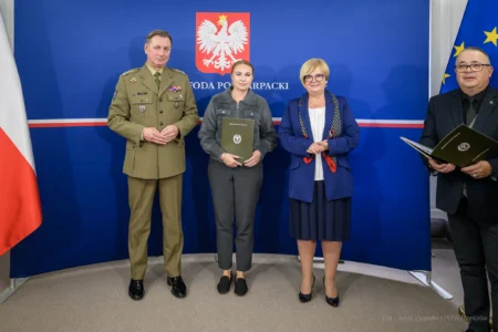 Zdjęcie przedstawia uczestników szkolenia obronnego w urzędzie wojewódzkim