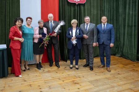 Zdjęcie przedstawia uczestników jubileuszu małżeńskiego w gminie Gorzyce