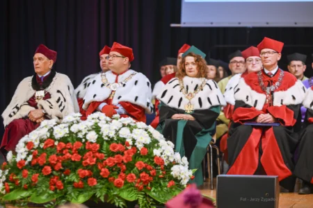 Zdjęcie przedstawia uczestników inauguracji roku akademickiego na Politechnice Rzeszowskiej