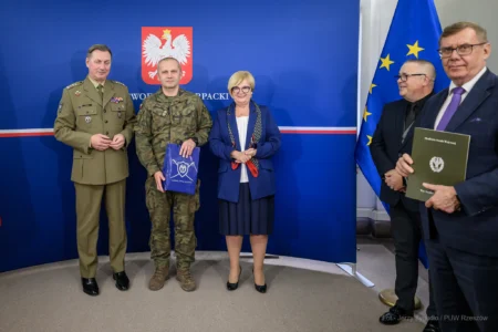 Zdjęcie przedstawia uczestników szkolenia obronnego w urzędzie wojewódzkim