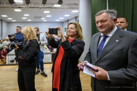 Zdjęcie przedstawia uczestników jubileuszu małżeńskiego w gminie Gorzyce