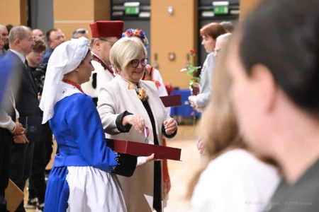 Zdjęcie przedstawia uczestników inauguracji roku akademickiego na Politechnice Rzeszowskiej