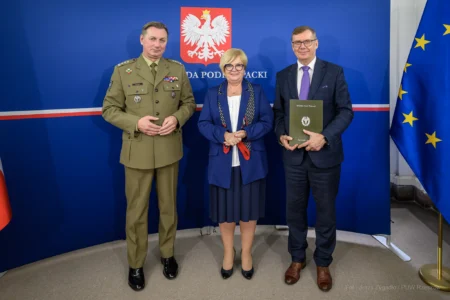 Zdjęcie przedstawia uczestników szkolenia obronnego w urzędzie wojewódzkim