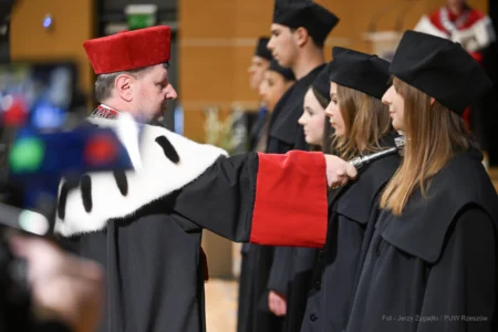 Zdjęcie przedstawia uczestników inauguracji roku akademickiego na Politechnice Rzeszowskiej