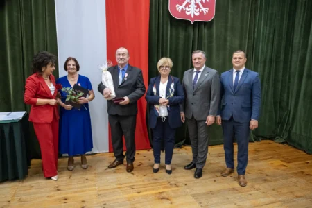 Zdjęcie przedstawia uczestników jubileuszu małżeńskiego w gminie Gorzyce