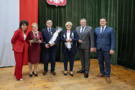 Zdjęcie przedstawia uczestników jubileuszu małżeńskiego w gminie Gorzyce