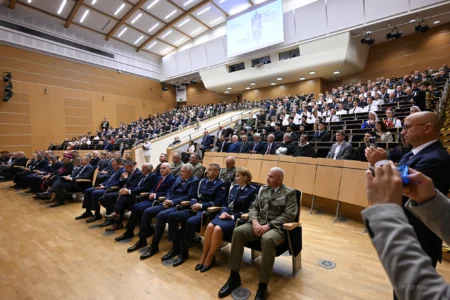 Zdjęcie przedstawia uczestników inauguracji roku akademickiego na Politechnice Rzeszowskiej