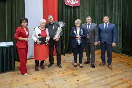 Zdjęcie przedstawia uczestników jubileuszu małżeńskiego w gminie Gorzyce