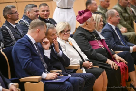 Zdjęcie przedstawia uczestników inauguracji roku akademickiego na Politechnice Rzeszowskiej