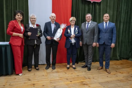 Zdjęcie przedstawia uczestników jubileuszu małżeńskiego w gminie Gorzyce