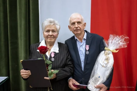 Zdjęcie przedstawia uczestników jubileuszu małżeńskiego w gminie Gorzyce