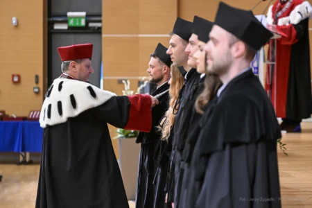 Zdjęcie przedstawia uczestników inauguracji roku akademickiego na Politechnice Rzeszowskiej