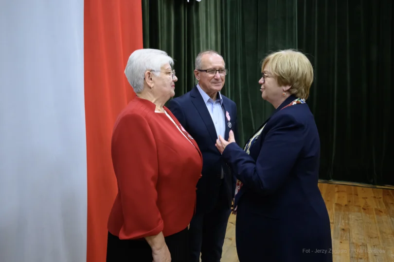 Zdjęcie przedstawia uczestników jubileuszu małżeńskiego w gminie Gorzyce