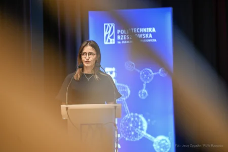 Zdjęcie przedstawia uczestników inauguracji roku akademickiego na Politechnice Rzeszowskiej