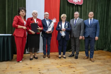 Zdjęcie przedstawia uczestników jubileuszu małżeńskiego w gminie Gorzyce