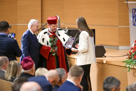 Zdjęcie przedstawia uczestników inauguracji roku akademickiego na Politechnice Rzeszowskiej