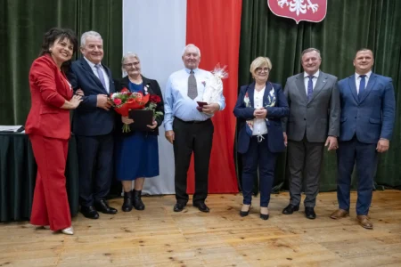 Zdjęcie przedstawia uczestników jubileuszu małżeńskiego w gminie Gorzyce