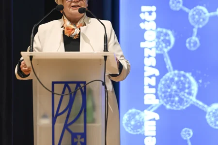 Zdjęcie przedstawia uczestników inauguracji roku akademickiego na Politechnice Rzeszowskiej