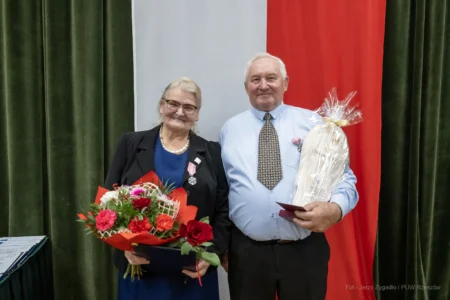 Zdjęcie przedstawia uczestników jubileuszu małżeńskiego w gminie Gorzyce