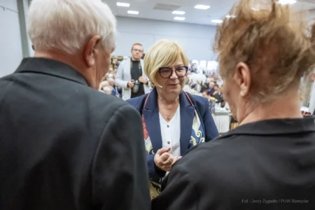 Zdjęcie przedstawia uczestników jubileuszu małżeńskiego w gminie Gorzyce