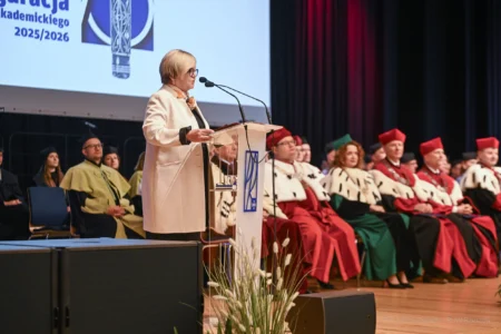 Zdjęcie przedstawia uczestników inauguracji roku akademickiego na Politechnice Rzeszowskiej