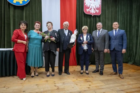 Zdjęcie przedstawia uczestników jubileuszu małżeńskiego w gminie Gorzyce