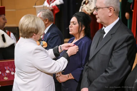 Zdjęcie przedstawia uczestników inauguracji roku akademickiego na Politechnice Rzeszowskiej