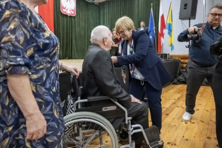 Zdjęcie przedstawia uczestników jubileuszu małżeńskiego w gminie Gorzyce