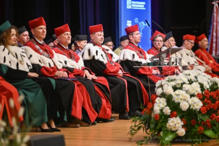 Zdjęcie przedstawia uczestników inauguracji roku akademickiego na Politechnice Rzeszowskiej