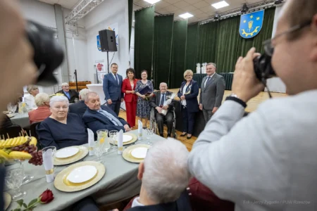 Zdjęcie przedstawia uczestników jubileuszu małżeńskiego w gminie Gorzyce